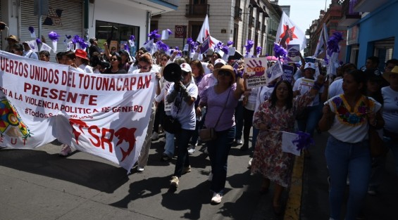 Cientos de mujeres provenientes de diversos puntos de la entidad marcharon en el centro de Xalapa hacia el OPLE, para exigir al organismo electoral local el cese de lo que consideran violencia de género contra la candidata de MORENA a la gubernatura del estado, Rocío Nahle. 