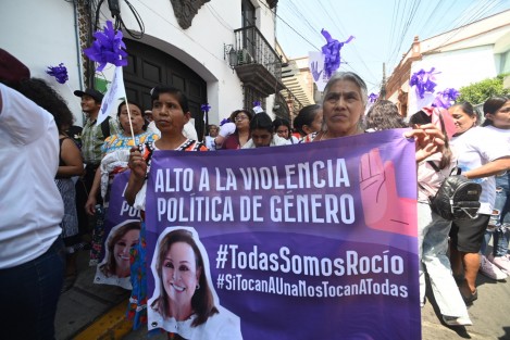 Cientos de mujeres provenientes de diversos puntos de la entidad marcharon en el centro de Xalapa hacia el OPLE, para exigir al organismo electoral local el cese de lo que consideran violencia de género contra la candidata de MORENA a la gubernatura del estado, Rocío Nahle. 