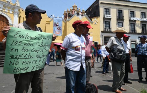 Cafetaleros de varios municipios protestaron en plaza Lerdo por los insostenibles bajos precios del café.