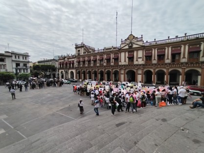 Personal de la Comisión de Agua del Estado de Veracruz (CAEV) se manifestó este jueves en Plaza Lerdo. Denuncian por acoso laboral y falta de pago a unos jubilados . 