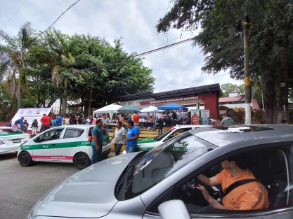 Aprovechando las tendencias de tratar de sacar provecho a los tiempos electorales, integrantes de algunos de los más de 60 sindicatos magisteriales tomaron las oficinas centrales de la SEV.