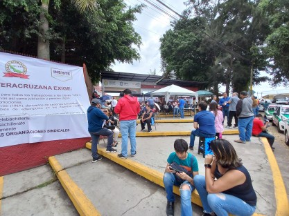 Con la medida, docentes ajenos al conflicto que llegaron al lugar desde varias localidades del estado para realizar trámites, se vieron afectados. 