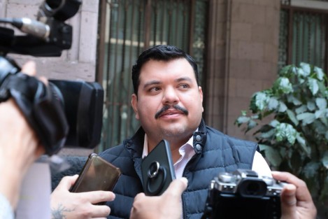 El secretario de Gobierno, Carlos Alberto Juárez Gil, dio a conocer que sobre los recientes hechos violentos en San Andrés Tuxtla, son siete ya los detenidos y una línea de investigación definida que permitió dar con una banda dedicada al narcomenudeo, cuyos miembros están relacionados con los asesinatos de una mujer y sus hijos menores de edad en la colonia Cardenista.