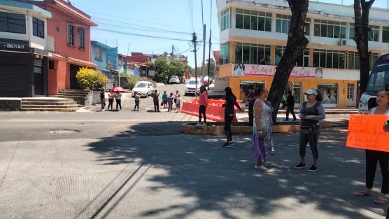 Vecinos de la colonia Obrera Campesina cerraron la Av. Ruiz Cortines a la altura de La Antorcha. Llevan 12 días sin agua.