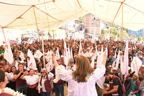La candidata a la gubernatura Rocío Nahle, estuvo este domingo en Tehuipango, donde recibió de sus seguidores parabienes por su cumpleaños. 