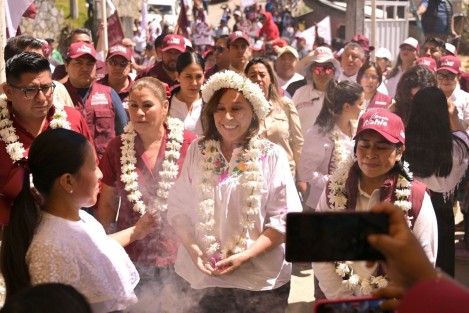 La candidata a la gubernatura Rocío Nahle, estuvo este domingo en Tehuipango, donde recibió de sus seguidores parabienes por su cumpleaños. 