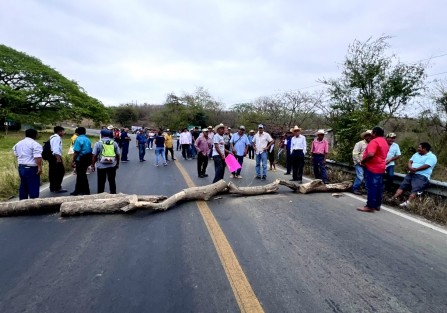 Habitantes de la localidad de Tlacolula, bloquearon edta mañana de lunes, la carretera federal Alazán - Canoas, a la altura del poblado de Tierra Blanca, Tepetzintla. Exigen la rehabilitación de carreteras en Chicontepec.