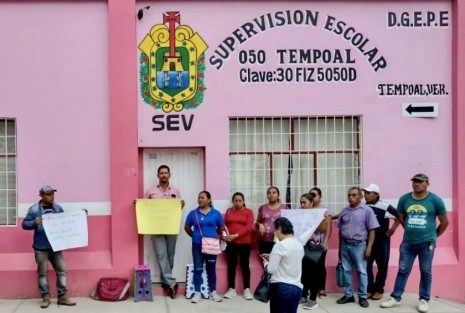 Esta mañana, padres de familia de la Escuela Primaria Emiliano Zapata, ubicada en la comunidad Zapotalito, municipio de Teompoal, Ver., tomaron las instalaciones de la Supervisión Escolar 050 inconformes por la falta de un docente desde el pasado mes de  febrero. 