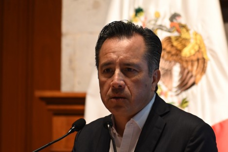 Los anteriores procesos electorales estaban marcados por la intervención de los titulares del Poder Ejecutivo, pública y descaradamente, para atacar a la oposición, denigrarla y meterse de lleno en la competencia; nosotros hemos trabajado para fortalecer el sistema democrático, aseguró el gobernador Cuitláhuac García Jiménez.