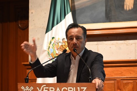 Cuestionado sobre una posible alternancia en Veracruz, recordó que hoy existe apertura a la opinión y que el mismo Presidente instala diariamente un diálogo con la prensa nacional que se le avienta con todo; hay un clima de libertades y estamos cuidando las formas.