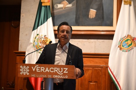 El Gobernador recordó que durante las campañas de 2018 gente del PRD dirigida por Rogelio Franco llegó a causar problemas al grado de armar un pleito a golpes; esto ahora nunca ha sucedido; yo me he comprometido a no intervenir ni pública ni privadamente.