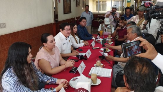 Petistas dijeron que Claudio X  fue obligado por la ley a pagar sus impuestos, estuvo en Xalapa apoyando a la extrema derecha, y qe su aparición ratifica el poder fáctico y oligárquico en las campañas electorales.