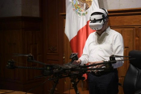 El mandatario compartió algunas fotos del encuentro, entre las que destaca una en la que maneja un dron, por lo que se prevé se haga uso de estos vehículos para sembrar árboles en el territorio siniestrado.