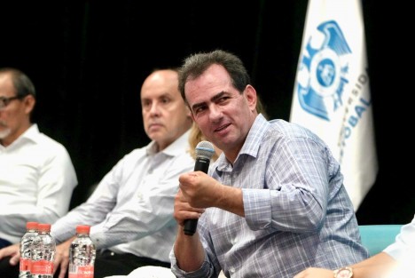 El candidato a la gubernatura José Yunes, se reunió con estudiantes y docentes de la Universidad Cristóbal Colón en Veracruz, Ver., expresando que las nuevas generaciones pagan el costo de un mal gobierno.  