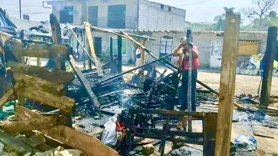  Una vivienda fue consumida en su totalidad por el fuego en la colonia San Pablo de  Fortín, Ver., teniendo que ser necesaria la intervención del personal de Bomberos de Fortín y Rescatistas Primeros Respondientes para auxiliar a sus moradores, sin embargo fue pérdida total. 