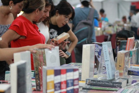Continúa hasta el 28 de abril en el parque Juárez de Xalapa, la Feria Xalapeña del Libro, donde además de venta de libros y artículos relacionados con la lectura, se presentan actividades culturales diversas. 