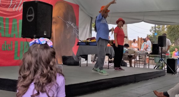 El escritor, juglar, malabarista y cuentacuentos, entre otras cosas, Martín Corona, se presentó en el foro artístico de la Feria Xalapeña del Libro, acompañado de Alethia Valdés. Un retorno nostálgico a la tierra natal. 