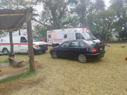 La tormenta eléctrica que se desató este domingo en la región, provocó que un rayo alcanzara  a 3 personas en el Campo de béisbol de La Laguna, municipio de Coatepec.
