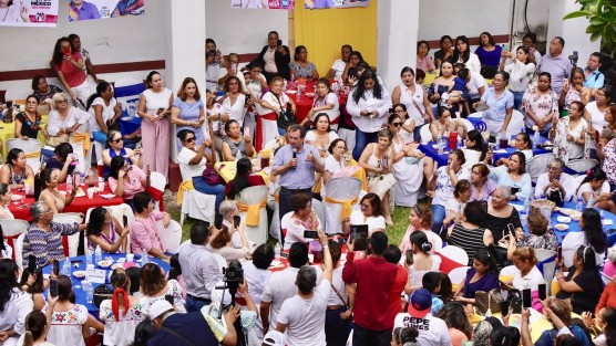 Yo, como la vainilla y como los Voladores de Papantla, sí soy veracruzano, afirmó Pepe Yunes desde la Sierra del Totonacapan, donde se reunió con destacadas papantecas. 
