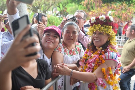  La cobertura médica y de enfermería incrementará en toda la entidad, incluidas las zonas más alejadas, comprometió Rocío Nahle García, candidata puntera a la gubernatura por Morena, PT, Partido Verde y Fuerza por México en Veracruz, en su visita a Benito Juárez, Ver..