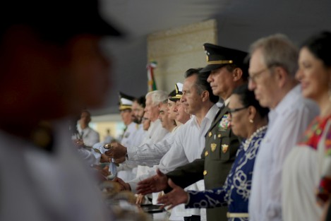 La ceremonia sirvió de marco para la entrega de espadines a cadetes de primer grado que también rindieron protesta y juraron lealtad a la bandera nacional, mientras que en homenaje a los defensores caídos tuvieron lugar el Toque de Silencio y una salva de fusilería.