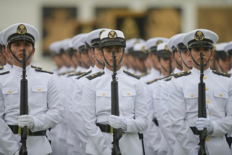 La ceremonia sirvió de marco para la entrega de espadines a cadetes de primer grado que también rindieron protesta y juraron lealtad a la bandera nacional, mientras que en homenaje a los defensores caídos tuvieron lugar el Toque de Silencio y una salva de fusilería.