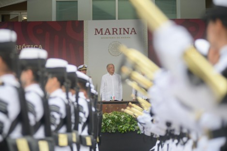 Finalizado el evento, los cadetes de la Heroica Escuela Naval Militar desfilaron frente al Comandante Supremo de las Fuerzas Armadas y los altos mandos de la Marina-Armada y Defensa Nacional.