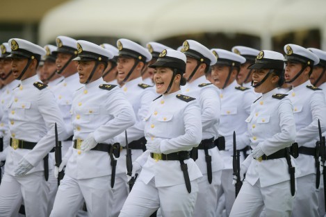 Finalizado el evento, los cadetes de la Heroica Escuela Naval Militar desfilaron frente al Comandante Supremo de las Fuerzas Armadas y los altos mandos de la Marina-Armada y Defensa Nacional.