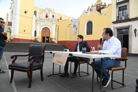 El aspirante a la diputación federal por Xalapa, Américo  Zúñiga, debatió sólo en Plaza Lerdo, ante la negativa de sus contrincantes a hacerlo, a convocatoria del OPLE. 