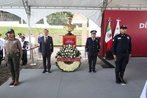 En conmemoración del Día del Policía Veracruzano, las autoridades reiteraron el reconocimiento a elementos operativos de la Secretaría de Seguridad Pública, quienes diariamente recorren las calles con vocación y respeto a los principios de la institución.