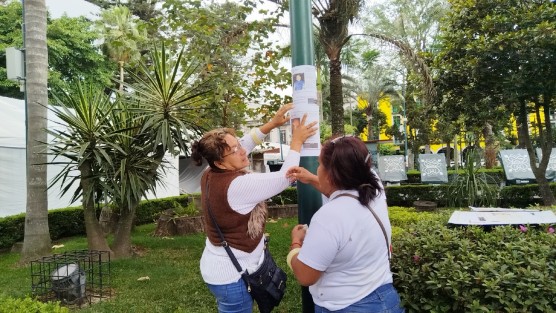 Como parte de la Jornada Nacional de Búsqueda, familiares de desaparecidos pegaron sus fichas en parque Juárez, en la zona centro y edificios aledaños.