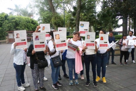 Como parte de la Jornada Nacional de Búsqueda, familiares de desaparecidos pegaron sus fichas en parque Juárez, en la zona centro y edificios aledaños.