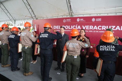 En conmemoración del Día del Policía Veracruzano, las autoridades reiteraron el reconocimiento a elementos operativos de la Secretaría de Seguridad Pública, quienes diariamente recorren las calles con vocación y respeto a los principios de la institución.