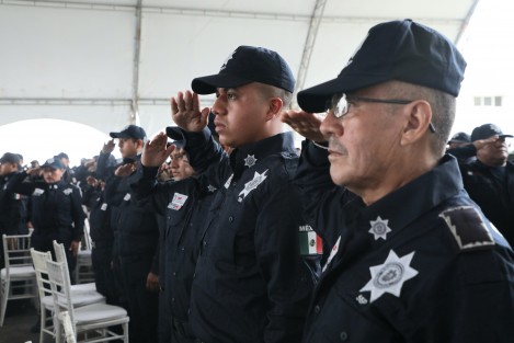 En conmemoración del Día del Policía Veracruzano, las autoridades reiteraron el reconocimiento a elementos operativos de la Secretaría de Seguridad Pública, quienes diariamente recorren las calles con vocación y respeto a los principios de la institución.
