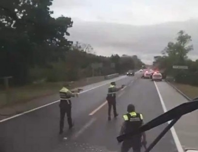 La mañana de este martes se registró un enfrentamiento entre un grupo armado y elementos de la Guardia Nacional en la Autopista México- Tuxpan, muy cerca de la Caseta de Cobro de Tuxpan, en Veracruz. 
