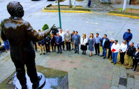 Familiares, amigos y ex colaboradores  recordaron al Maestro Guillermo Héctor Zúñiga Martínez en su noveno aniversario luctuoso. La ceremonia tuvo lugar ante el monumento que se encuentra en la avenida Xalapa.