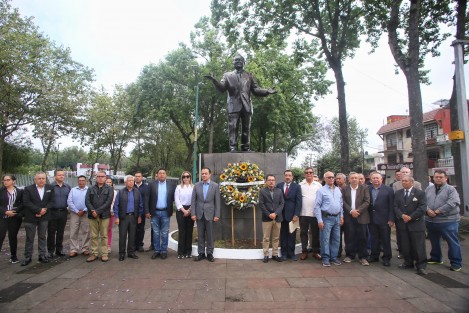 Familiares, amigos y ex colaboradores  recordaron al Maestro Guillermo Héctor Zúñiga Martínez en su noveno aniversario luctuoso. La ceremonia tuvo lugar ante el monumento que se encuentra en la avenida Xalapa.