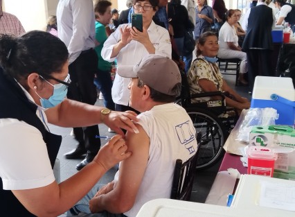 En marcha el Vacunatón en toda la entidad. En Xalapa se puede acudir a los bajos del Palacio de Gobierno donde estará personal de salud toda esta semana.