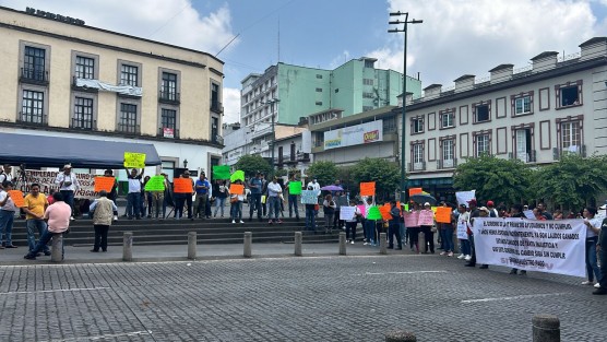 Ex trabajadores del Seguro Popular desquiciaron en tráfico en el centro de Xalapa con el bloqueo de calles, en demanda del cumplimiento de laudos que ordenan pagos de liquidaciones que datan de hace 7 años. 
