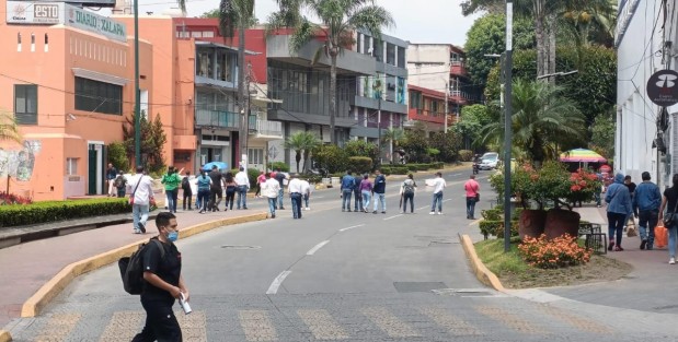 Ex trabajadores del Seguro Popular desquiciaron en tráfico en el centro de Xalapa con el bloqueo de calles, en demanda del cumplimiento de laudos que ordenan pagos de liquidaciones que datan de hace 7 años. 