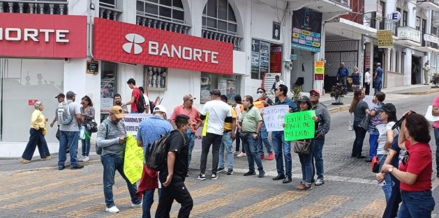 Aunque la determinación, a su decir, se dio durante las administraciones anteriores, el reclamo a la actual es porque les prometieron que se les pagaría y no se hizo. 