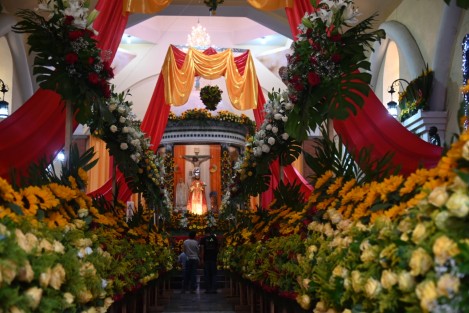 Con la iglesia llena de flores, danzantes, arco floral y hasta tapete de aserrín, los habitantes de la creciente comunidad de San Marcos Atexquilpan, municipio de Naolinco  celebraron a su santo patrono.