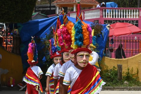 Con la iglesia llena de flores, danzantes, arco floral y hasta tapete de aserrín, los habitantes de la creciente comunidad de San Marcos Atexquilpan, municipio de Naolinco  celebraron a su santo patrono.