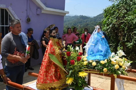 Con la iglesia llena de flores, danzantes, arco floral y hasta tapete de aserrín, los habitantes de la creciente comunidad de San Marcos Atexquilpan, municipio de Naolinco  celebraron a su santo patrono.