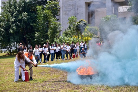 Como última actividad de la Semana de la Seguridad Social, personal del Congreso y estudiantes de la Universidad Tajín, recibieron la capacitación en el manejo y uso de extintores, impartida por Dayán Hernández Roque, de la dirección de Capacitación, Adiestramiento y Difusión de la Secretaría de Protección Civil (SPC) del estado.
