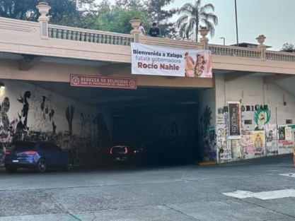 Euforia electoral lleva a personas a colocar propaganda política en espacios públicos del centro de Xalapa, cuando está prohibido anunciar cualquier cosa en estos espacios. 
