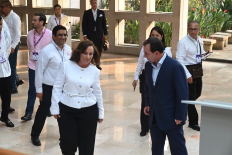 Candidatos a la gubernatura de Veracruz hicieron su arribo al MAX para el primer debate. Notoria la evasiva de Rocío Nahle para saludar a José Yunes