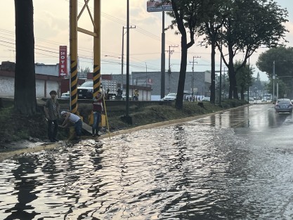 Lluvia, y salen a flote defectillos de nuevas obras. Así uno de los costados del puente Heberto Castillo. O se tapó la coladera o se elvidó que llevaba. 