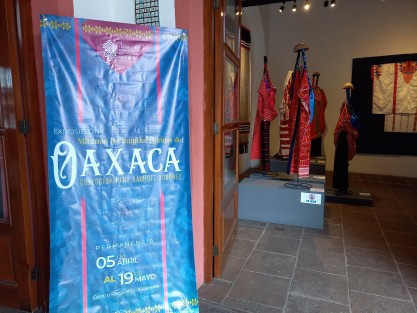 Continúa en el Centro Recreativo Xalapeño la exposición de huipiles de Oaxaca del acervo de la colección de René Ramírez Ordóñez. 