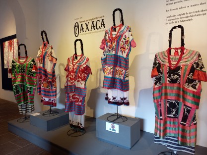 Continúa en el Centro Recreativo Xalapeño la exposición de huipiles de Oaxaca del acervo de la colección de René Ramírez Ordóñez. 